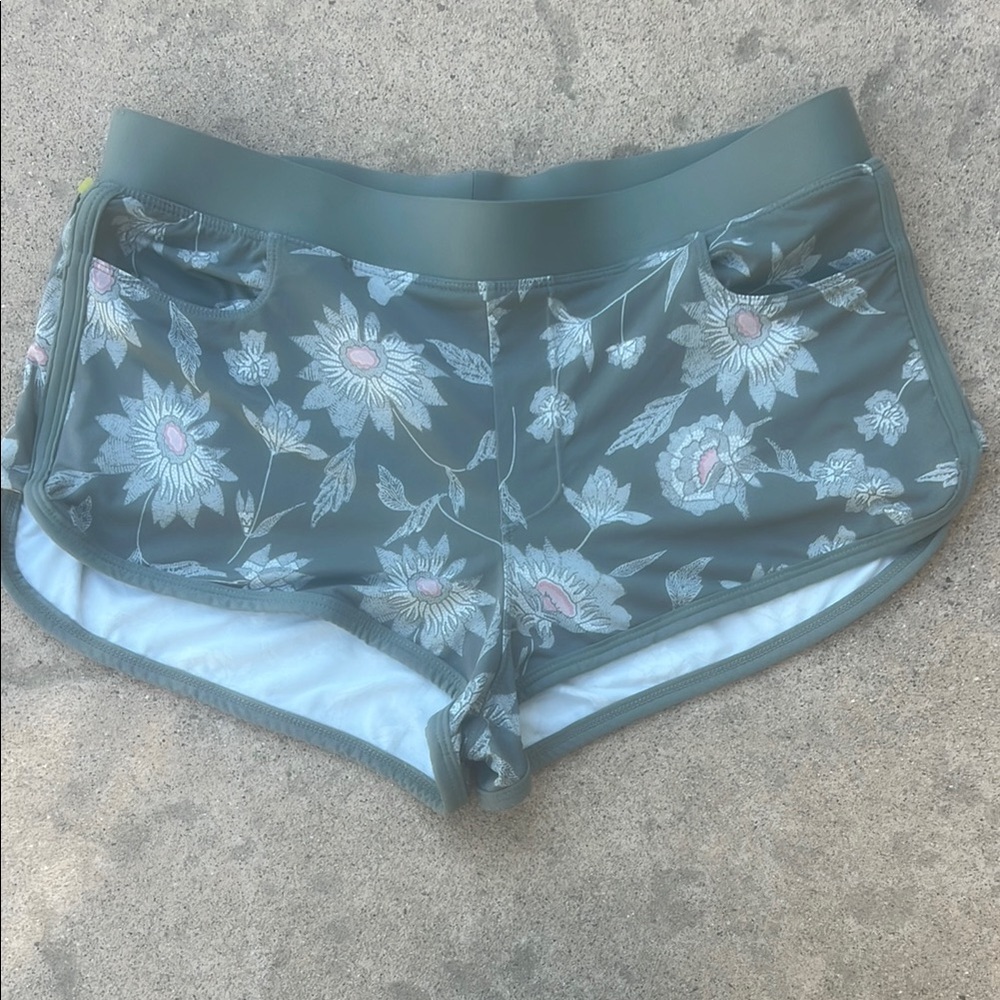 Carve Designs Women's Green Floral Lined Swim Paddleboard Short Size S